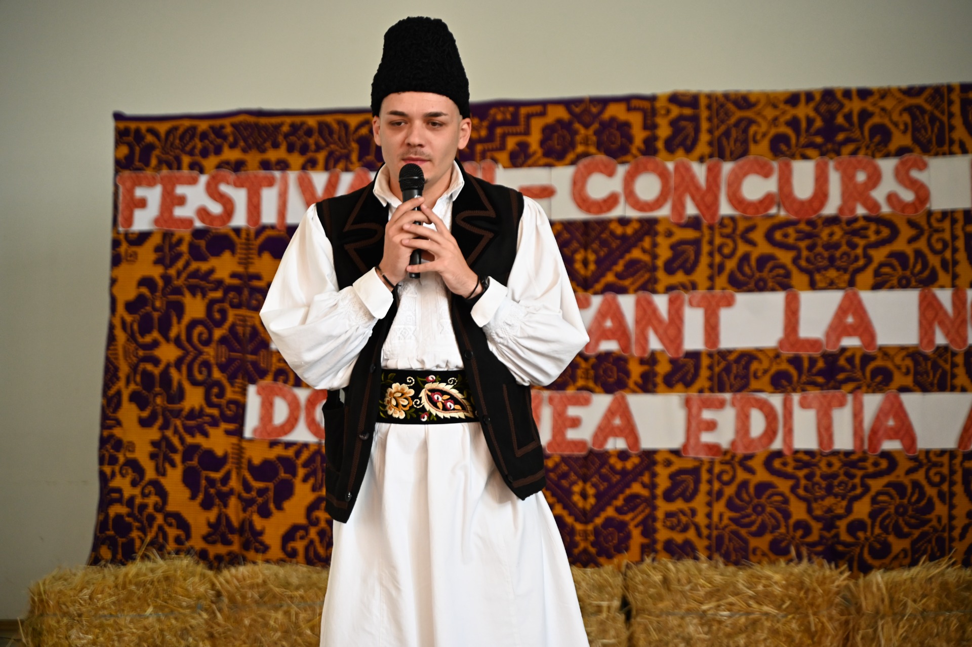 Fotografie cu Claudiu Românu în cadrul Festivalului-concurs „Graiu sfânt la noi acasă”, ediția a II-a, Domașnea.