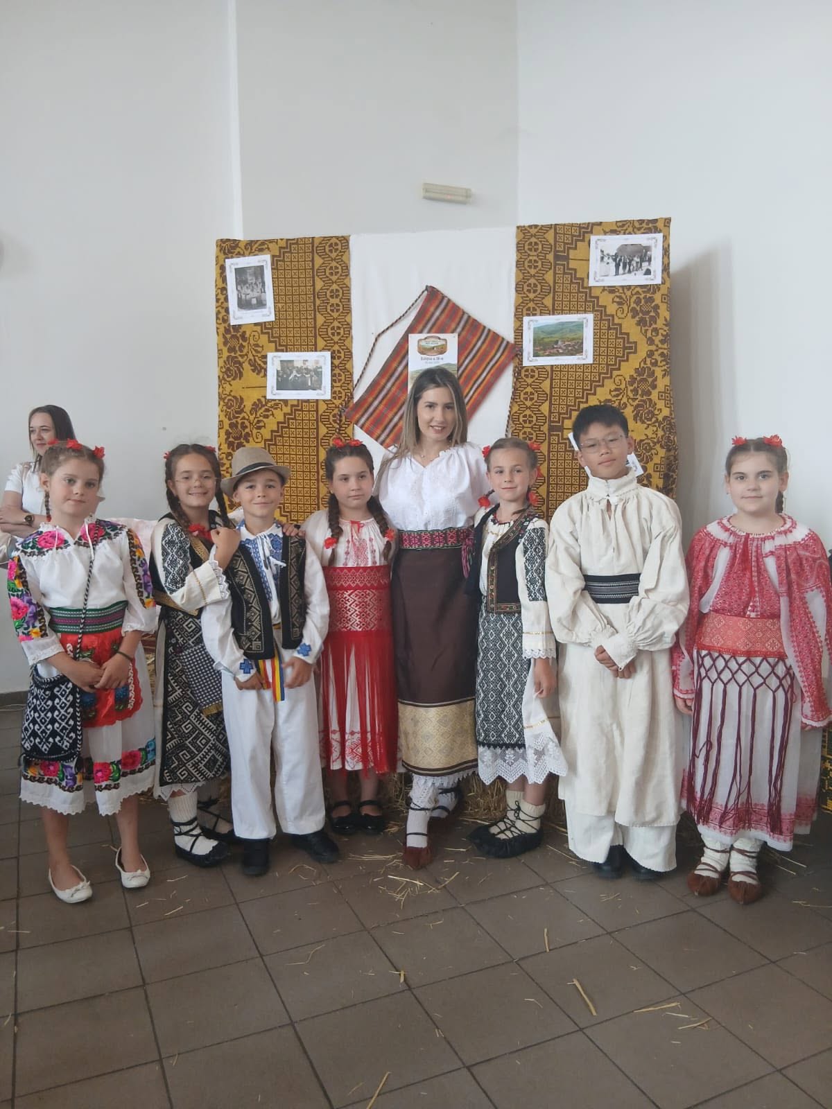Prof. Daiana Theodora Călin împreună cu elevii la Festivalul-concurs „Graiu' sfânt la noi acasă”, Ediția a II-a, Domașnea - 2026