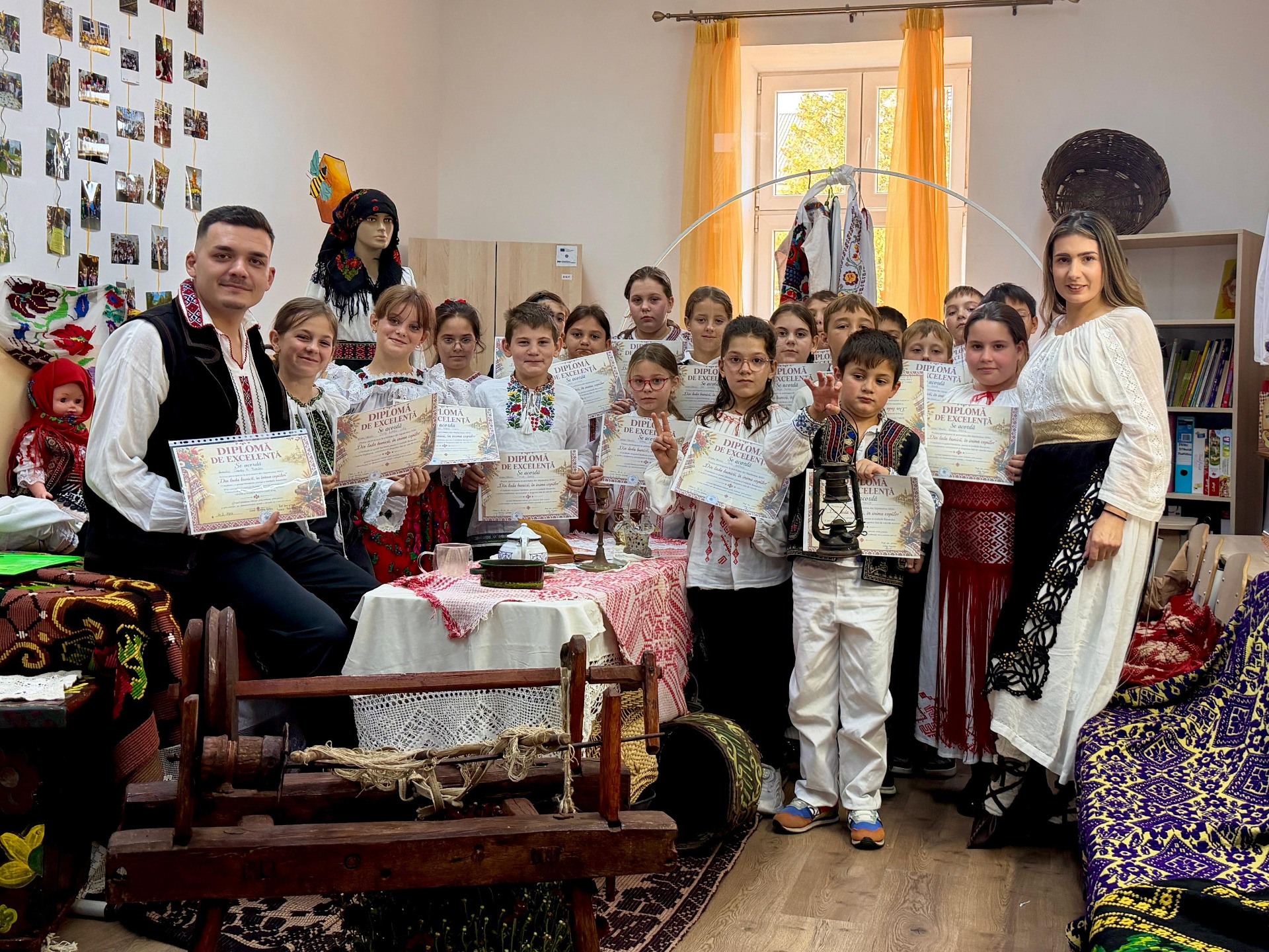 În cadrul programului „Școala altfel”, elevii clasei a III-a de la Liceul Teoretic Gătaia au participat la o întâlnire dedicată graiului bănățan, tradițiilor și creației poetice, avându-l ca invitat pe poetul bănățan Claudiu E. Românu